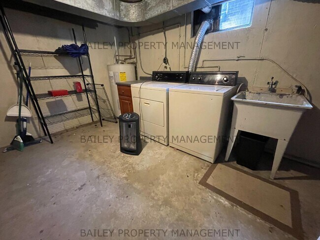 Building Photo - 1661 Richmond Dr