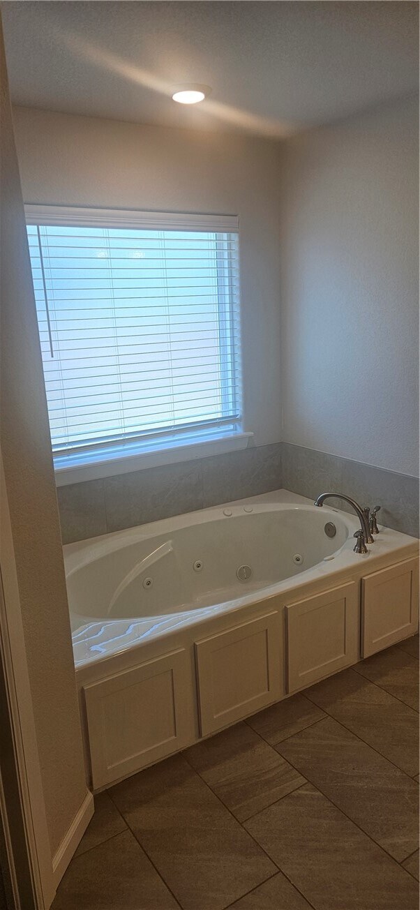 Building Photo - 302 Emerald Woods