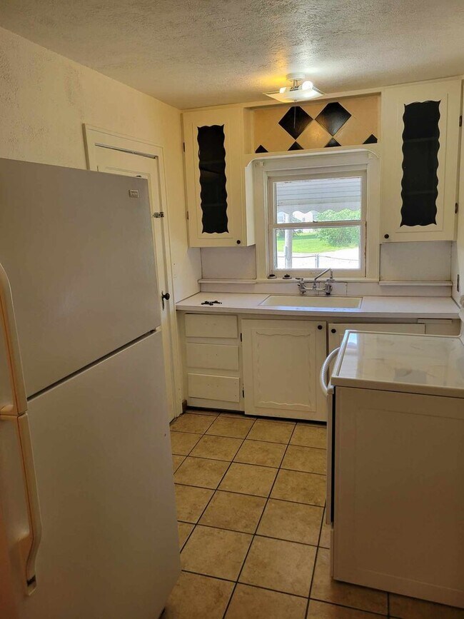 Building Photo - 1 BEDROOM 1 BATHROOM DUPLEX FOR RENT