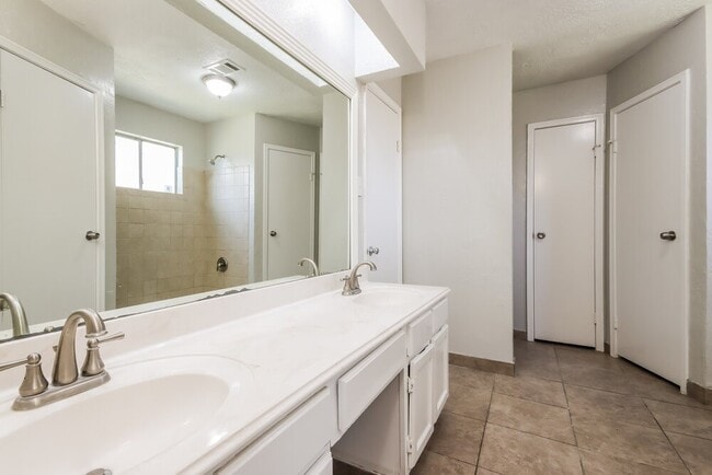 Building Photo - 2823 Forestbrook Dr