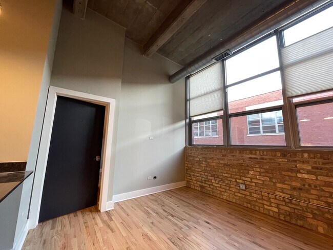 Building Photo - 1735 N Paulina St