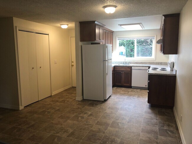 Building Photo - Total Remodel! Two Bedroom Duplex in North Salem
