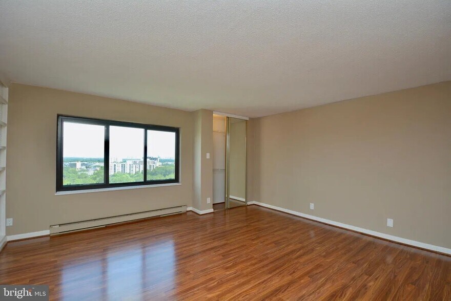 Building Photo - 307 Yoakum Pkwy