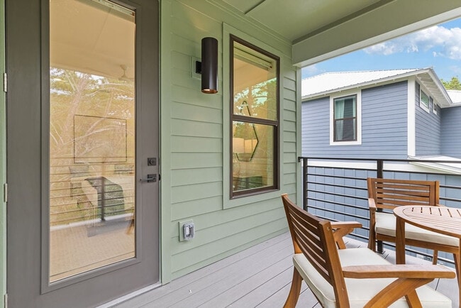 Building Photo - 68 Sarah St