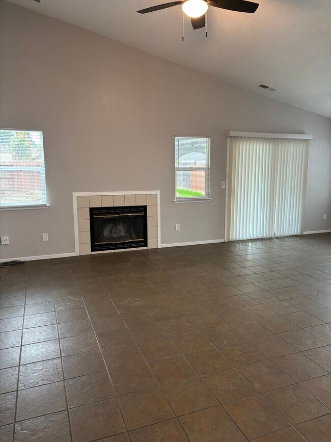 Building Photo - 3 B/D 2 BA HOME WITH AN OFFICE IN YUBA CITY AVAILABLE NOW!