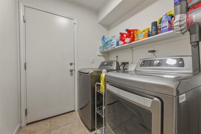 Building Photo - 5809 Scenic Lake Dr