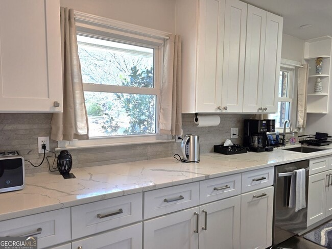 Building Photo - 2457 Sunset Dr NE