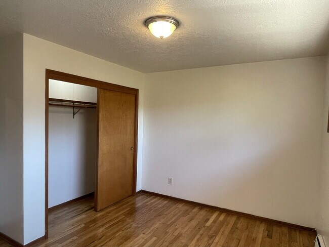 Building Photo - 2 Bedroom / 1 Bathroom Ground-Floor Apartment on SE Gladstone