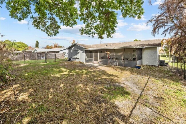 Building Photo - 1250 SE Petunia Ave