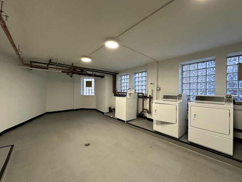 Building Photo - 941 W Carmen Ave