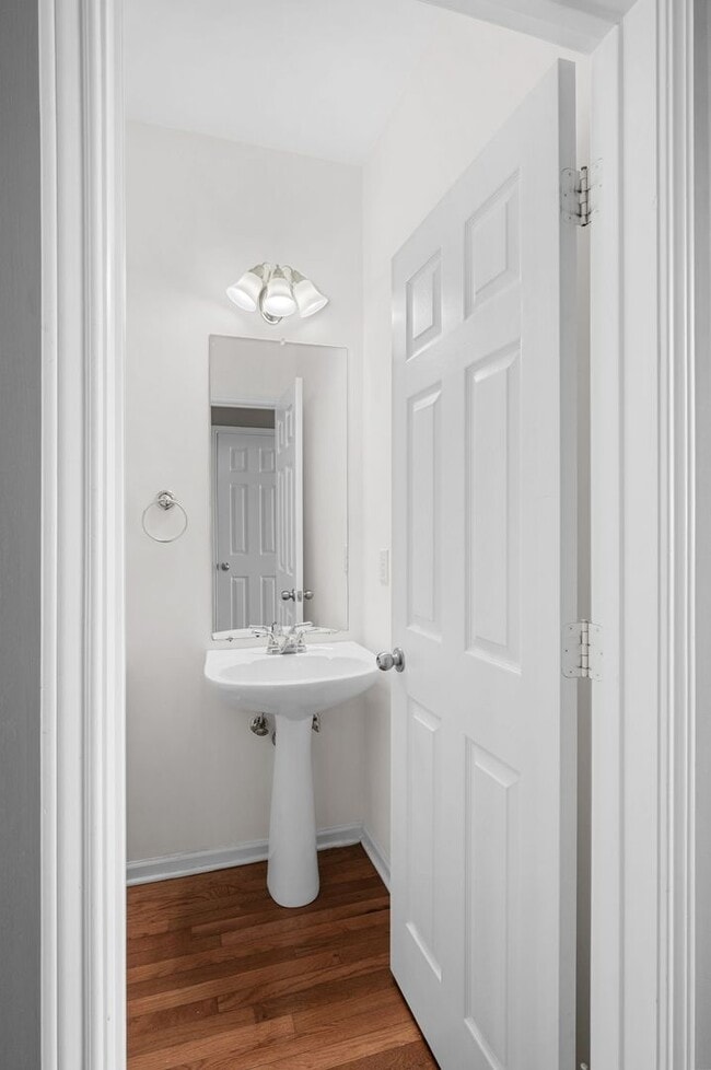 Building Photo - Awesome 2BE/2.5BA duplex Incredible location near Vanderbilt University!