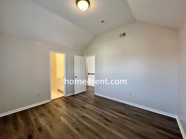 Building Photo - Beautiful Overland Park w/ Wood Floors Thr...