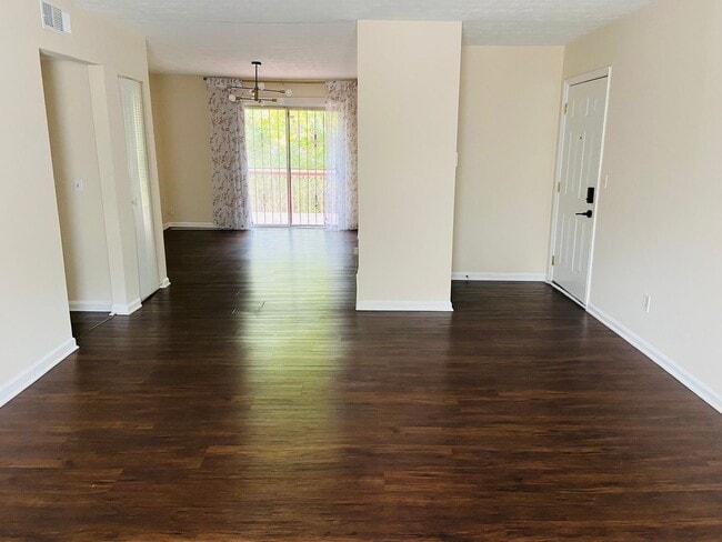 Building Photo - 3 bedrooms /2 bath Condo Available Now