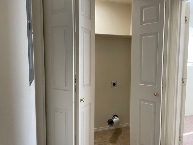Building Photo - Very Nice 2 bedroom 1.5 Bath Townhome-In a...