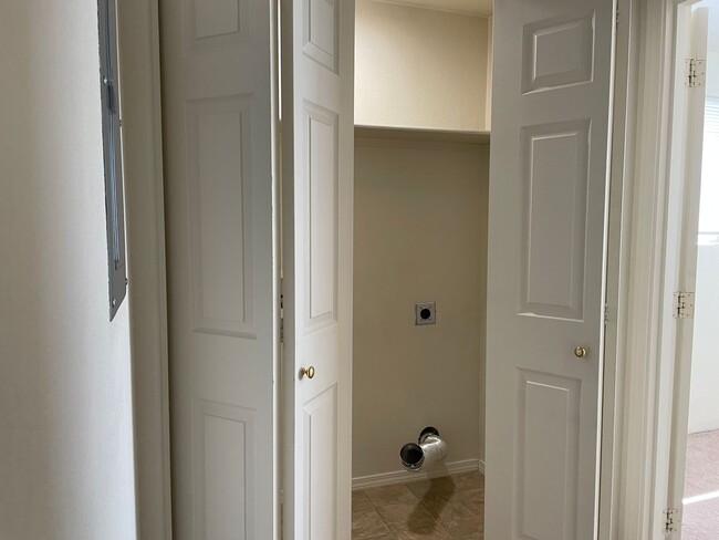 Building Photo - Very Nice 2 bedroom 1.5 Bath Townhome