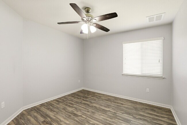 Building Photo - 4 Bed, No Carpet Home in Kyle, Available for Immediate Move-In