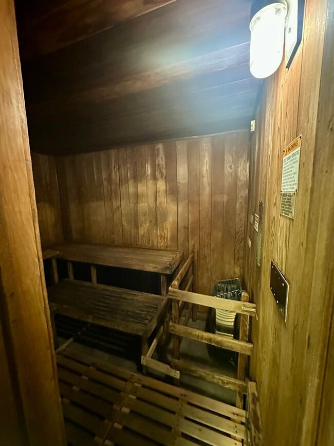 Building Photo - 1 bedroom 1 bath in Highly Desirable Building