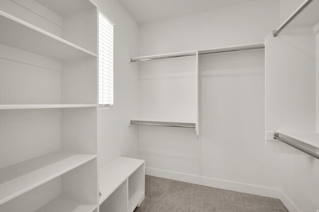 Building Photo - 570 570 N