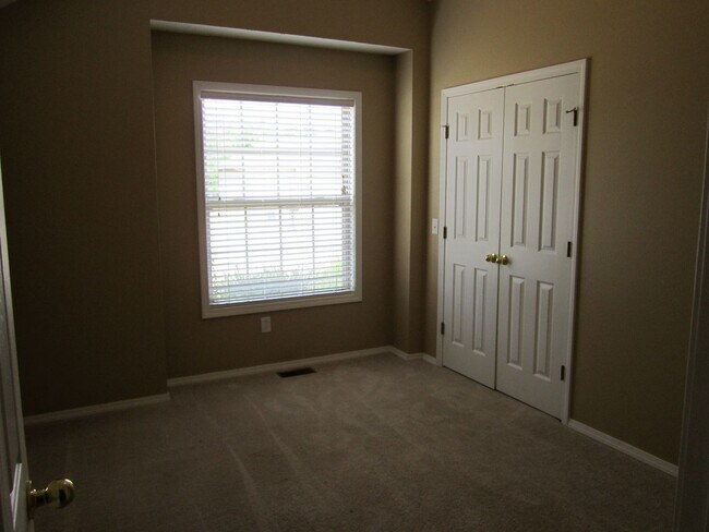 Building Photo - 412 E Denton Cir