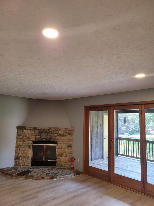 Building Photo - 4 bedroom Townhouse on Bloomington's South Side; Located in The Woodlands!