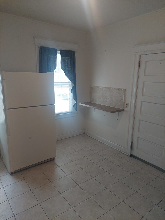 Fridge / semi island - 424 Prospect Ave