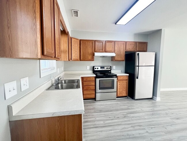 Building Photo - Two bedroom, one bath apartment in Burlington
