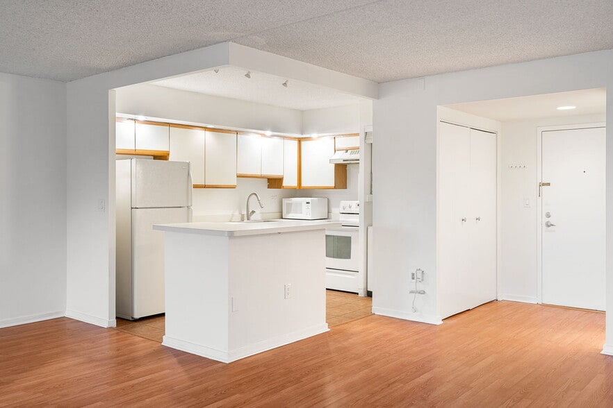 Building Photo - 200 Lombard St