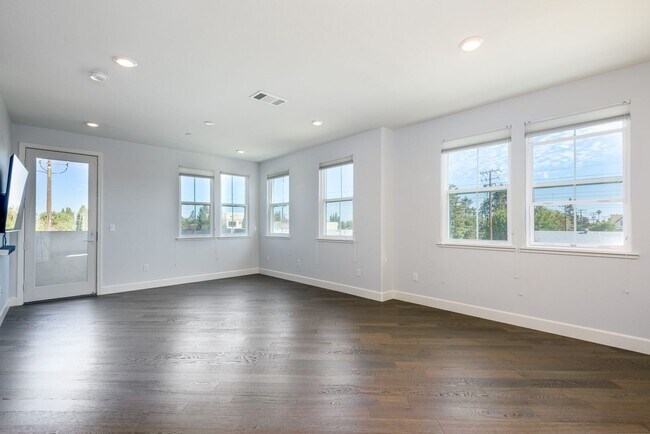 Building Photo - 995 Hopkins Ave
