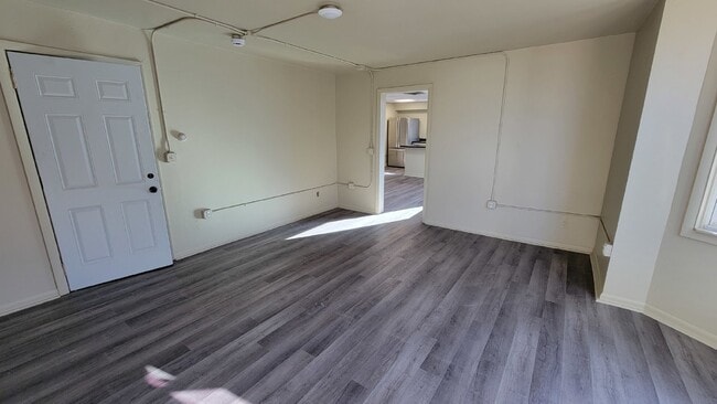 Building Photo - 3 bed 1.5 bath duplex Close to UWEC!