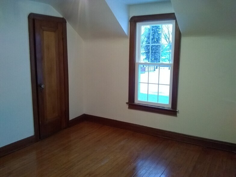 2nd bedroom - 2105 Eastlawn Pkwy