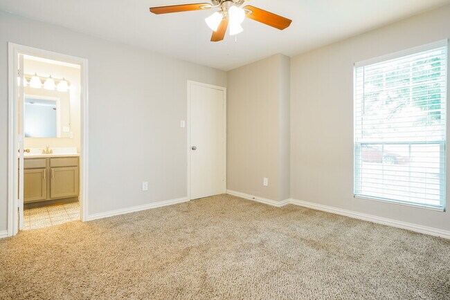 Building Photo - 513 N Wood St