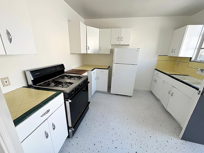 Building Photo - 1318 S Cloverdale Ave