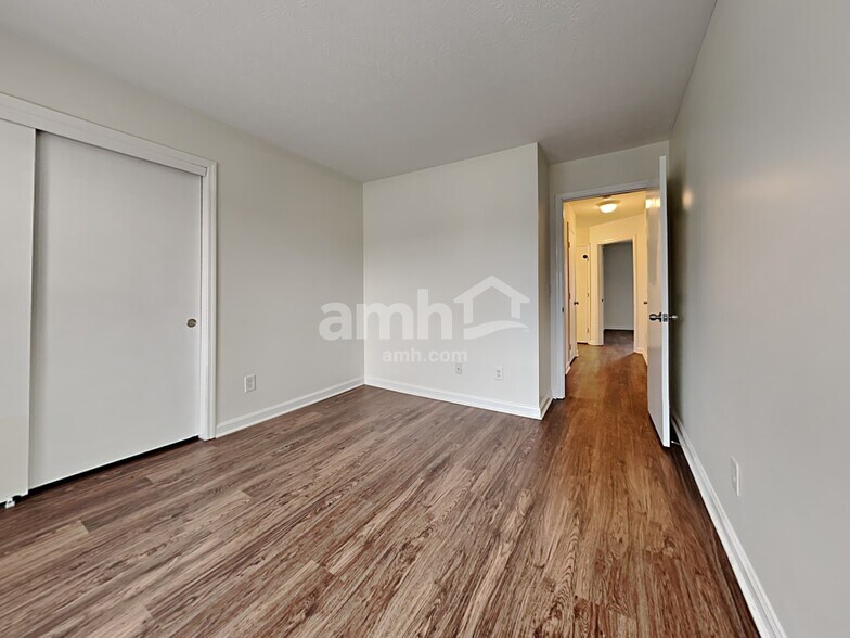 Building Photo - 6872 Sun Ridge Dr