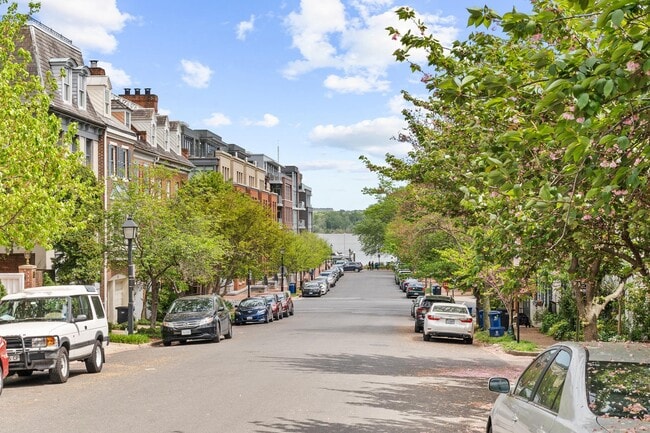 Building Photo - 400 S Lee St