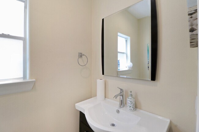 Building Photo - 3045 Clinton Dr
