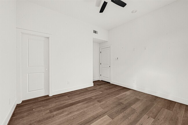 Building Photo - 418 Clinton Park St