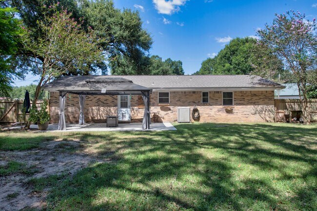 Building Photo - Pace 3BR Home with Bonus Room, Patio Gazeb...