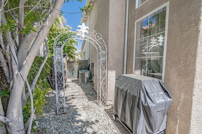 Building Photo - Expansive 5-Bedroom Home with Spa & Solar ...