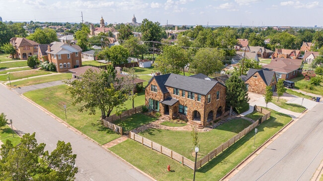 Building Photo - 1509 N Everest Ave