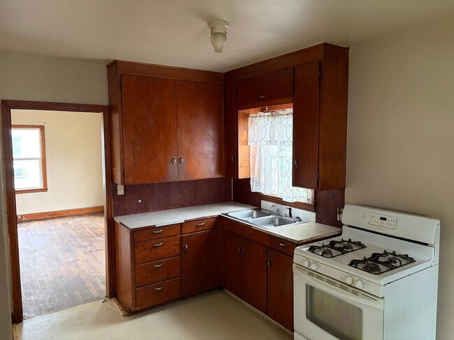 Building Photo - 2 Bedroom and 1 Bathroom House