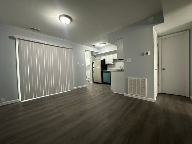 Building Photo - Available Now! Townhouse in Jacksonville