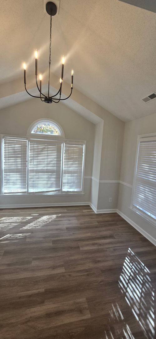 Building Photo - Great clean one level condo convenient to ...