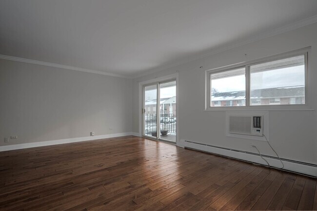 Building Photo - 685 E Fullerton Ave