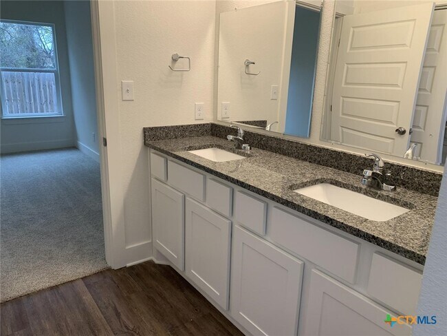 Building Photo - 1854 Royal Loop