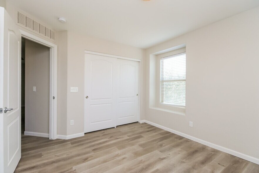 Building Photo - 899 S Pheasant Dr