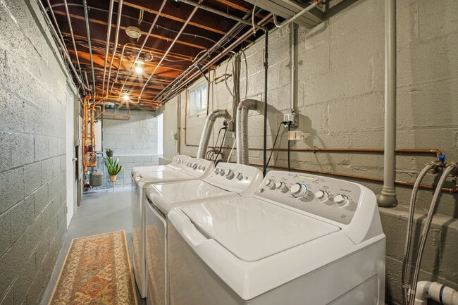 Building Photo - 862 Dewey St
