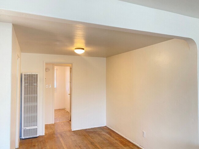 Building Photo - CHARMING Craftmans-Style Upstairs One Bedr...