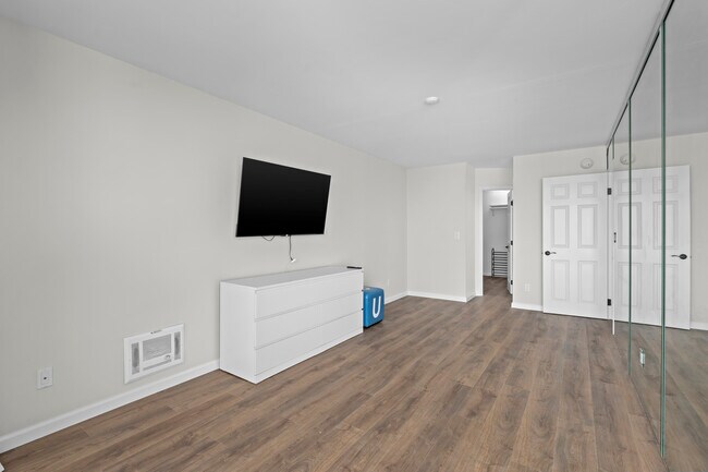 Building Photo - 531 Esplanade