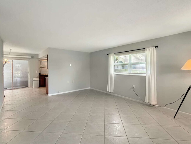 Building Photo - Well-Maintained 2-Bedroom Condo in Meridian Park | 55+ Community | Palm Beach Gardens