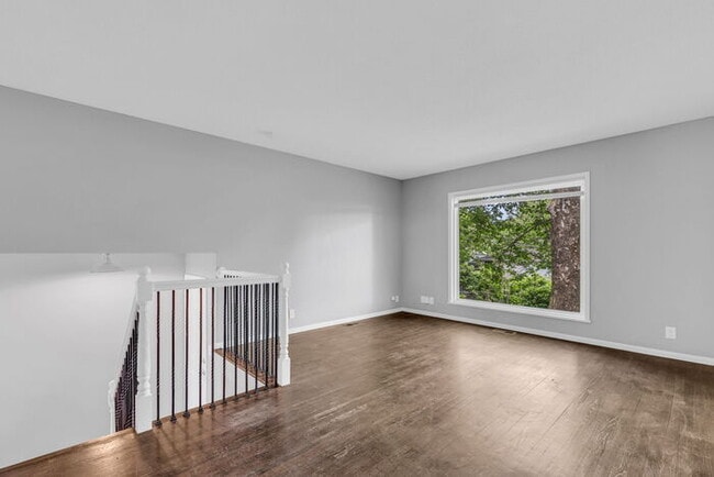 Building Photo - 4 bed, 2 bath, updated interior, AVAILABLE...